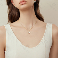 Parure de bijoux Gemnel en argent 925 avec pendentif cercle double entrelacé en nacre et zirconiums blancs pavés, et boucles d'oreilles pendantes