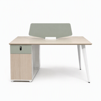 Poste de travail de direction en bois pour 2 personnes, face à face, avec cloison modulaire de bureau et écran de séparation central verrouillable
