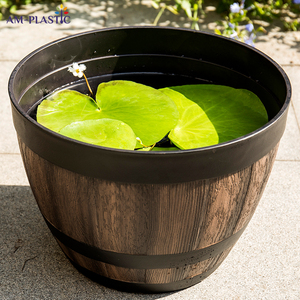 Maceta decorativa de <span class=keywords><strong>madera</strong></span> de <span class=keywords><strong>imitación</strong></span> para jardín al aire libre de plástico PP marrón, maceta de barril de whisky para plantas para uso doméstico - Product Image 3