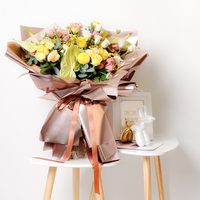 Papier d'emballage métallisé imperméable de style Bouquet de pulpe professionnelle emballage cadeau de fleur en gros stockage de carton non couché