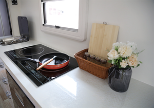 Remolque de Viaje 4x4, Diseño Ligero, Estilo Moderno, Caravana de Doble Eje con Baño y Cocina para Campamentos Familiares - Product Image 6