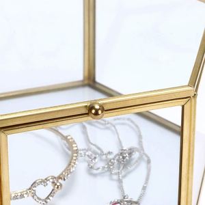 Caja de Joyería Hexagonal de Metal Dorado y Cristal, Estuche de Lujo Transparente para Anillos, Pequeña Caja de Exhibición para Anillos, Organizador de Recuerdos con Tapa de Cadena - Product Image 3