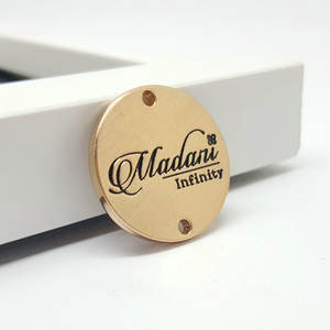 Hand genähtes Bekleidungs zubehör aus Zink legierung Gestanzte Metall-Typenschild-Tags mit Logo-Gravur technik für Socken, die Buchstaben schnitzen - Product Image 5