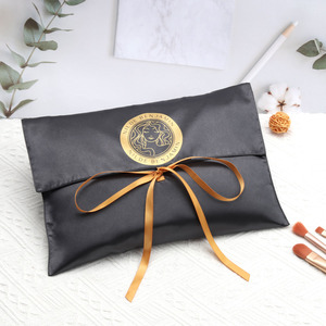 Bolsa de Satén con Lazo para Empacar Ropa Interior con Logotipo Personalizado, Bolsa de Seda Negra de Lujo para Guardar Pelucas con Solapa Protectora - Product Image 6
