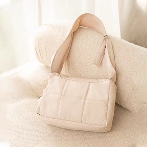 Luxury Soft Waterproof Pet <strong>Carrier</strong> Bag Custom Outdoor Travel <strong>Puppy</strong> <strong>Slings</strong> with Zipper Closure Solid Pattern - Product Image 3