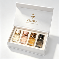 Boîte magnétique rigide personnalisée avec insert pour 4 flacons et logo en feuille d'or pour coffrets cadeaux d'échantillons de parfum ou de fragrance