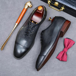El diseñador crea a mano zapatos de vestir casuales para hombre, negros y azules, de cuero duradero, con adornos metálicos, estilo clásico. - Product Image 4