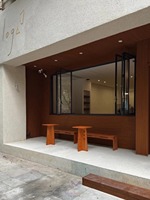Comptoir de bar de café minimaliste moderne avec dessus en pierre de quartz, bureau de réception en bois de luxe pour café et intérieur commercial