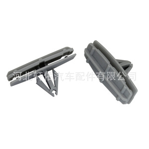 Clip de fixation Jeep Chrysler Dodge 68039280AA en plastique gris pour seuil de porte, passage de roue, garde-boue - Product Image 1
