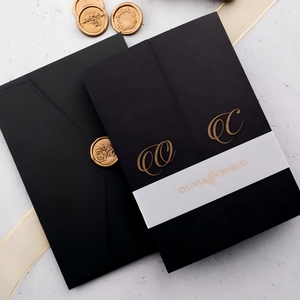 Ensemble d'invitations de mariage de luxe en acrylique noir avec bordure festonnée dorée, dossier à trois volets moderne avec pochette, code QR et RSVP - Product Image 3