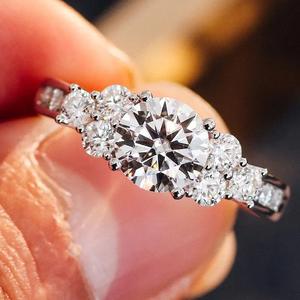 Anello di Diamanti T0330 per Donna, Classico Anello di Fidanzamento con Diamante Naturale Taglio Brillante Rotondo Colore D, Pietre Laterali, Fascia in Oro Bianco - Product Image 1