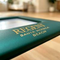 Marco de Fotos de Cuero Personalizado con Logotipo en Relieve Dorado, Color Verde Azulado Intenso, Venta al Por Mayor para Hoteles, Oficinas y Hostelería