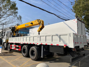 Camion lourd HOWO 8x4 380HP avec grue articulée Weichai Diesel, 12 roues, plateau à bords rabattables - Product Image 3