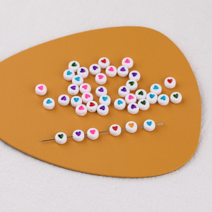 Perles acryliques en forme de cœur, blanches avec cœurs colorés, pour la fabrication de bracelets, perles en vrac de 6mm, accessoires de bijoux - Product Image 3