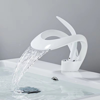 Vente chaude tout en cuivre salle de bain douche mitigeur robinet élégant Design moderne polyvalent universel cascade robinet en laiton