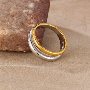 Anillo personalizado europeo y americano para mujer, de acero inoxidable, estilo nicho, versátil, con bloques de color, de titanio. - Product Image 4