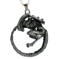 Collier gothique cool pour homme avec pendentif Alien Queen de l'Alien Predator de la série War for the Planet of the Apes