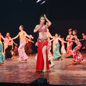 Ensemble de tenue de danse <span class=keywords><strong>orientale</strong></span> haut de gamme Belly Queen pour femmes, vente chaude, broderie de paillettes, soutien-gorge, <span class=keywords><strong>ceinture</strong></span>, tenue 100% - Product Image 3