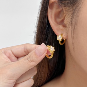 ต่างหูห่วงสแตนเลสสตีล 18k สีทองประดับโคลเวอร์ ดีเทลออนิกซ์สีดำ น้ำหนักเบา ดีไซน์หรูหรา เหมาะสำหรับใส่ทุกวันสำหรับผู้หญิง - Product Image 4