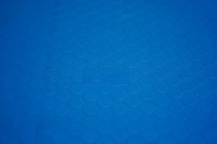 Alfombra de goma aislante eléctrica azul con patrón de puntos antideslizantes para suelo de seguridad de alta tensión en salas de potencia y control.