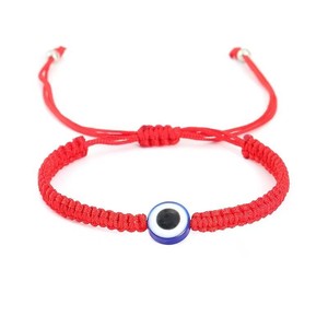 Pulsera de cuerda trenzada roja y blanca hecha a mano Resoul con amuleto de mariquita y flor margarita, joyería de protección y buena suerte para mujer - Product Image 4