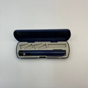 Boîte en plastique spécialement conçue pour les stylos injecteurs durables et réutilisables de couleur bleu marine - Product Image 3