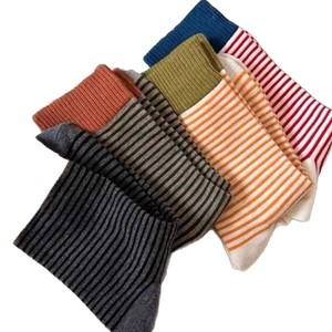 Chaussettes amples mi-mollet rayées à bord côtelé chaudes en coton pour femme, style décontracté et jeune, gris foncé, gris clair, orange, rouge - Product Image 4