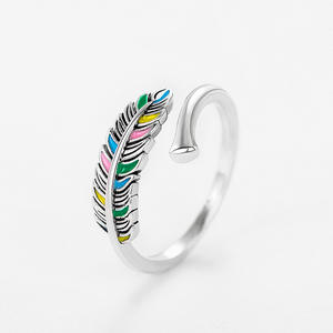 Anello Q435 con Piuma e Intarsio in Smalto, Gioiello Unisex alla Moda, Regalo, Tono Argento, Fascia Regolabile - Product Image 3