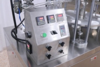 LY-T100 Machine semi-automatique de remplissage de Tube rotatif de pâte à dents d'huile de crème, Machine d'emballage de scellage avec impression de Date