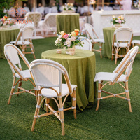 Chaise de mariage et de réception en rotin tressé bicolore blanc-gris, dossier rond, style bistrot français, pour événements extérieurs et location commerciale