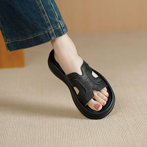 Chanclas de piel de oveja para mujer, de punta redonda y color liso, para uso casual, sandalias cómodas de suela gruesa y plana. - Product Image 2