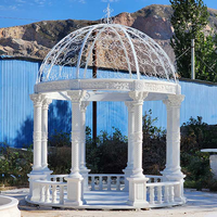 Gazebo extérieur élégant en marbre grec moderne de luxe, poli à la main, avec toit métallique