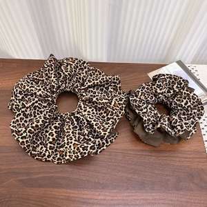 Nouveaux chouchous en tissu double couche à imprimé léopard, personnalisés, style rétro, en satin, pour femmes - Product Image 2