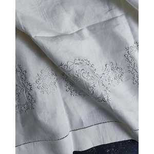 Ensemble de trois chemins de table en lin gris brodés, motif rayé, design élégant, rustique et luxueux pour les dîners, les fêtes, les mariages, tissu en gaze - Product Image 3