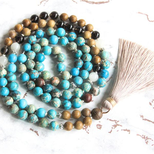 Collar de cuentas Mala anudadas con borla, hecho a mano, para la felicidad - Product Image 1