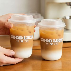 Vasos Desechables Ecológicos de PP Transparente Esmerilado con Logotipo Personalizado al por Mayor, 380/500/700 ml, Forma de U de 90 mm, para Smoothies, Matcha, Leche, Café, con Tapas - Product Image 4