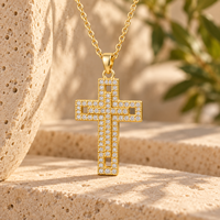 Collier croix ARNAN pour femme en laiton, pendentif entièrement pavé de pierres, chaîne délicate pour la clavicule, bijoux superposables, cadeau en gros pour elle