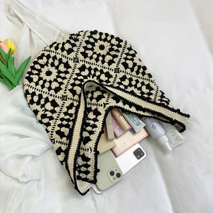 <span class=keywords><strong>Borsa</strong></span> Boho Artigianale Intrecciata all'Uncinetto Nera e Crema con Motivo Floreale per Shopping Estivo e Viaggi <span class=keywords><strong>Borsa</strong></span> a <span class=keywords><strong>Tracolla</strong></span> all'Uncinetto per Donne - Product Image 4