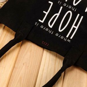 Sac à bandoulière en toile personnalisé avec logo estampé à chaud, grand sac fourre-tout en toile de coton noir - Product Image 3