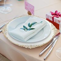 Assiette de présentation blanche de 13 pouces pour événements de mariage, en plastique gaufré floral avec bord doré, assiette de service vintage pour dîner