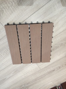 Dalles de sol en composite WPC de qualité supérieure pour l'extérieur - Faible entretien, texture bois, dalles emboîtables pour terrasse de piscine - Product Image 3