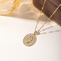 Collar con colgante de moneda ovalada clásica en tono dorado con halo de circonitas redondas y engaste pavé, estilo religioso, ideal para regalo de fiesta