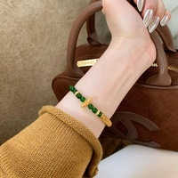 Ensemble de bijoux élégants et tendance : Bague papillon perlée émeraude style rétro et Bracelet Pixiu