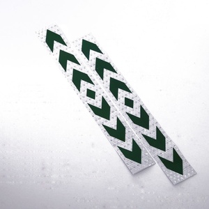 Autocollants réfléchissants lumineux en PVC - Ruban adhésif multicolore pour carrosserie de voiture avec double flèche pour la sécurité nocturne - Vente en gros - Product Image 2