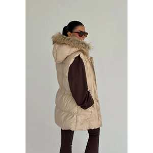 Gilet parka crème pour femme avec élégantes détails en plumes - Product Image 1