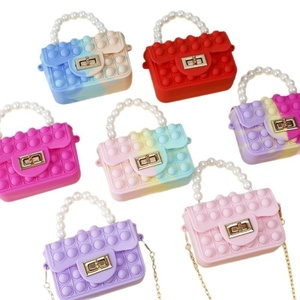 Sac bandoulière décompression à bulles motif dessin animé pour femme, pochette à monnaie perlée à porter à la main - Product Image 5