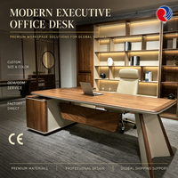 Grande table de bureau professionnelle avec finition panneau imitation bois, panneau de modestie avant et surface de travail conviviale pour les réunions