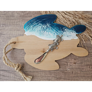Tabla de charcutería de tortugas marinas de arte oceánico de resina, tabla de queso de bambú de tortuga marina elevada con arte de resina de ola oceánica - Product Image 3