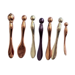 Crema para ojos Scoop Roller News Skincare Scoop Rodillo cosmético Masajeador de ojos Cuchara de metal Maquillaje Cosmético Espátula Cuchara para cosméticos - Product Image 1