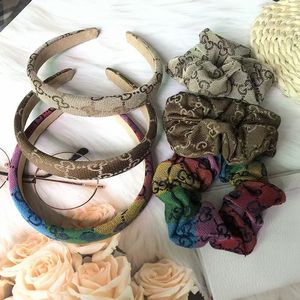 عصابة رأس نسائية فاخرة جديدة رائجة البيع بتصميم عصري مطبوع عليها حروف، إكسسوار شعر مربع الشكل للفتيات - Product Image 3